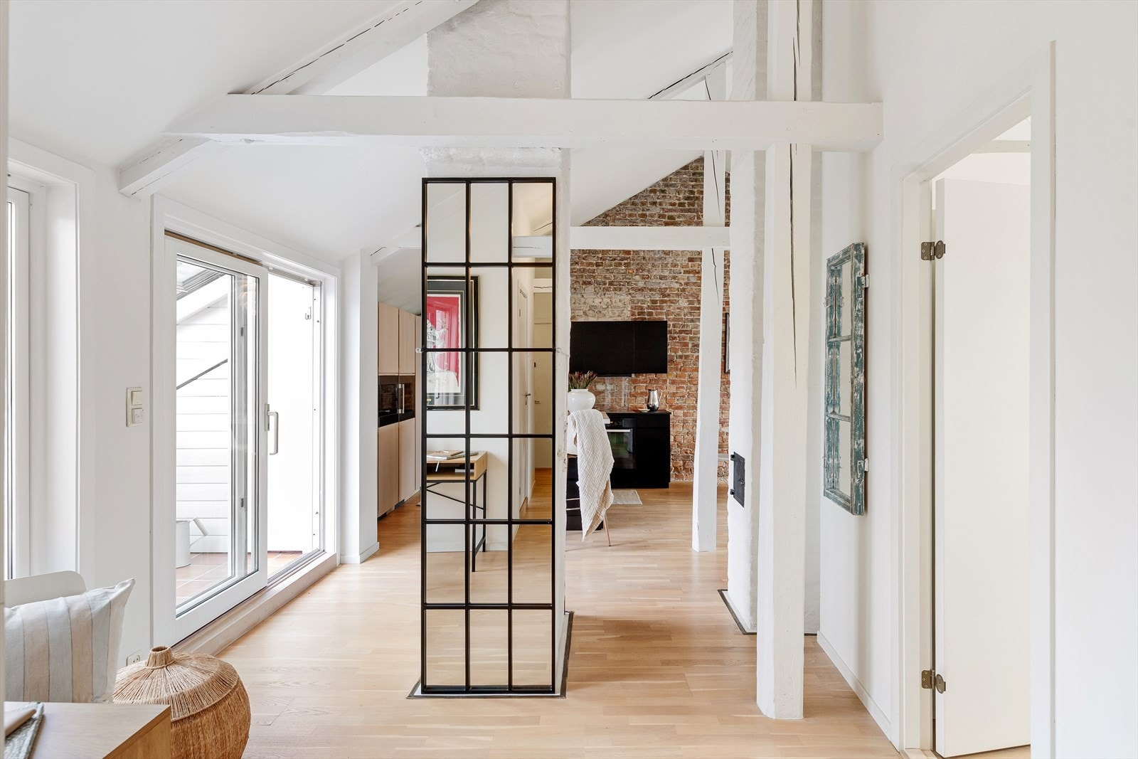 Innbydende og romslig entré som gir et godt førsteinntrykk. Galleribilde