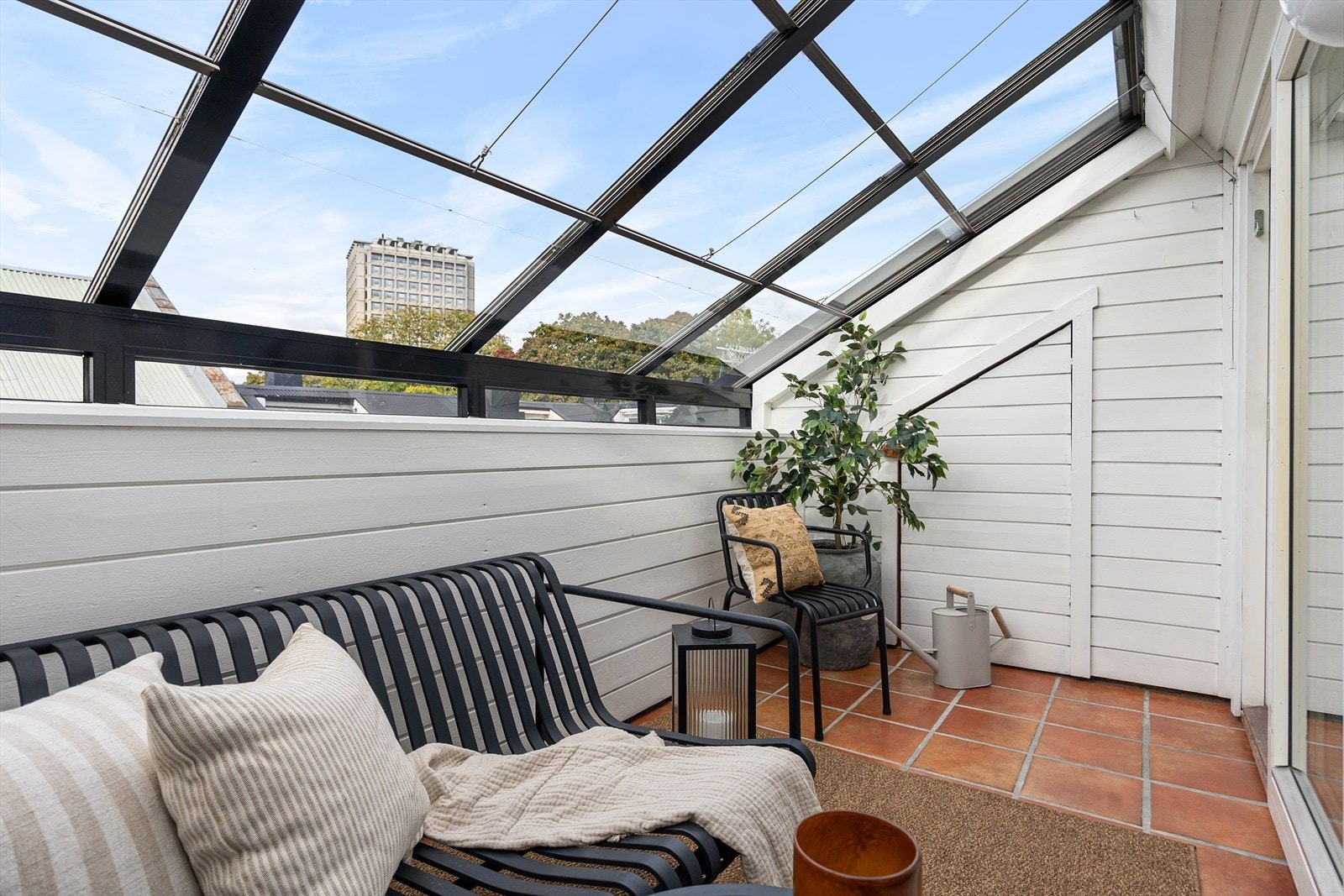 Leiligheten kombinerer sentral, men skjermet beliggenhet med moderne standard, ca. 4 meter takhøyde og peis. Galleribilde