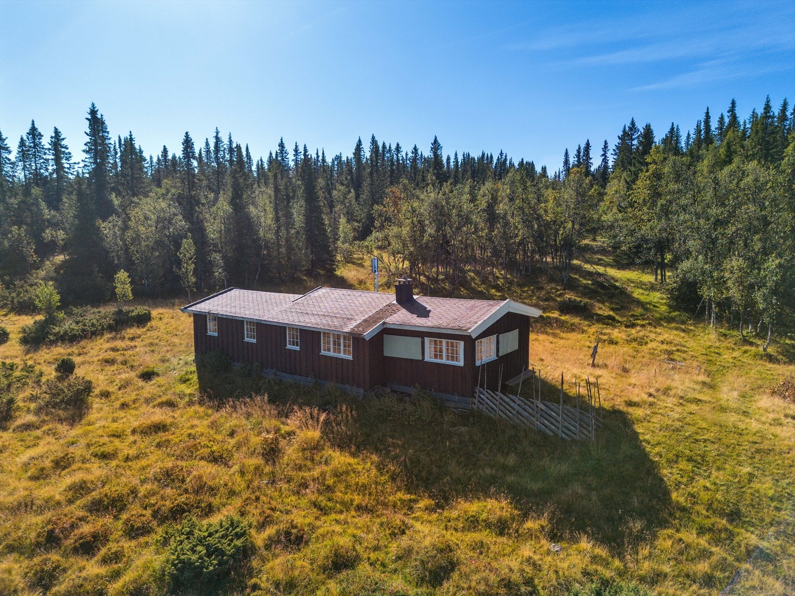 Eiendommen ligger usjenert til, og har gode solforhold og flott utsikt mot bl.a Ålfjell, Jotunheimen og Skaget m.m. Galleribilde
