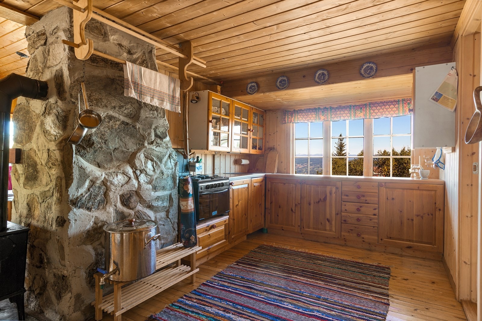 Kjøkkeninnredning med over- og underskap, og godt med benkeplass. Galleribilde