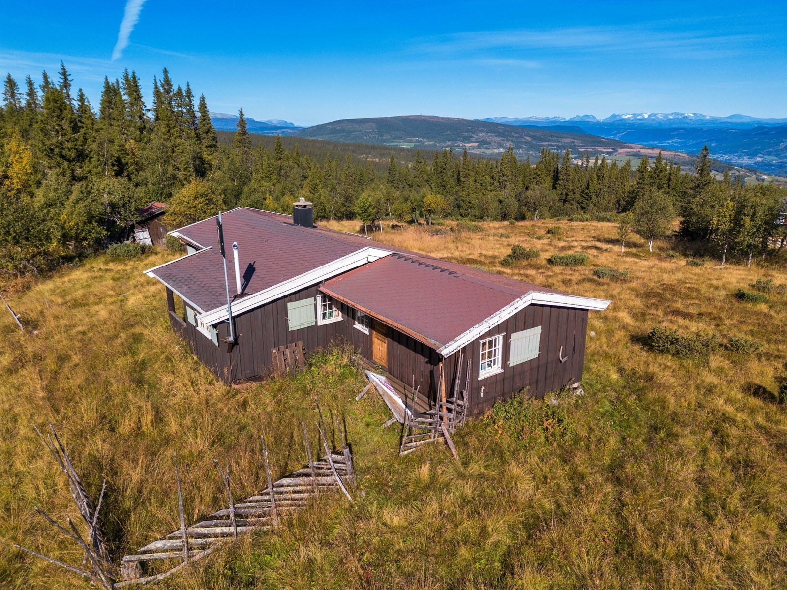 Eiendommen er beliggende mellom Breiset og Hippesbygda i Nord-Aurdal kommune. Galleribilde