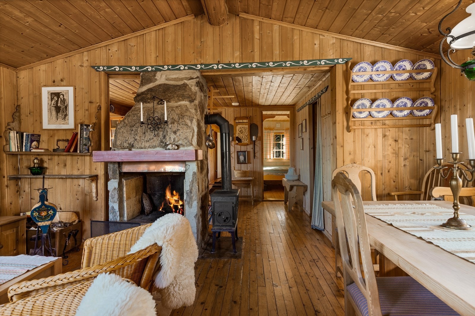 Åpen, plassmurt gruepeis og vedovn ved siden av. Galleribilde