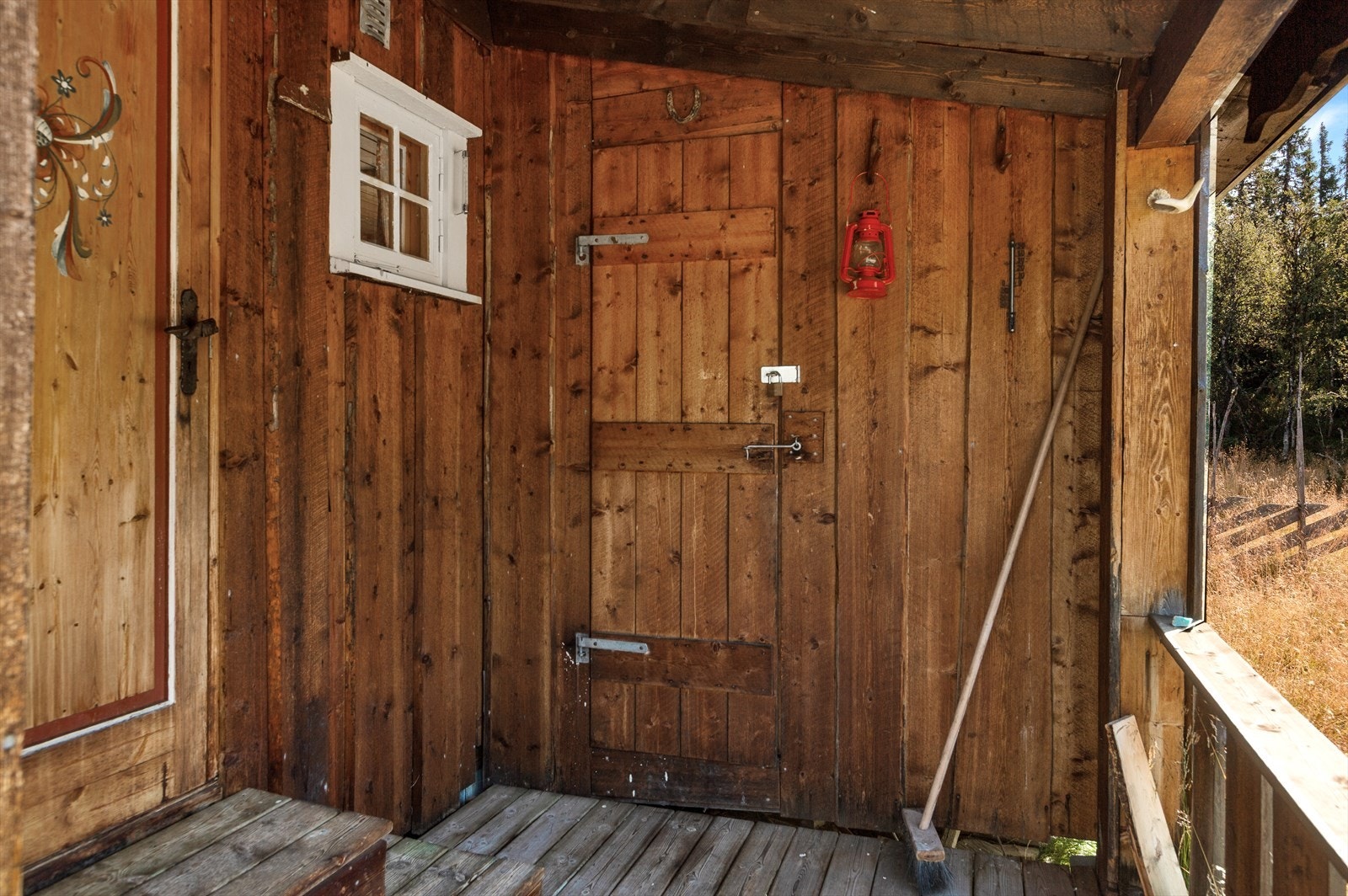 Inngangsparti, med tilgang utvendig bod. Galleribilde