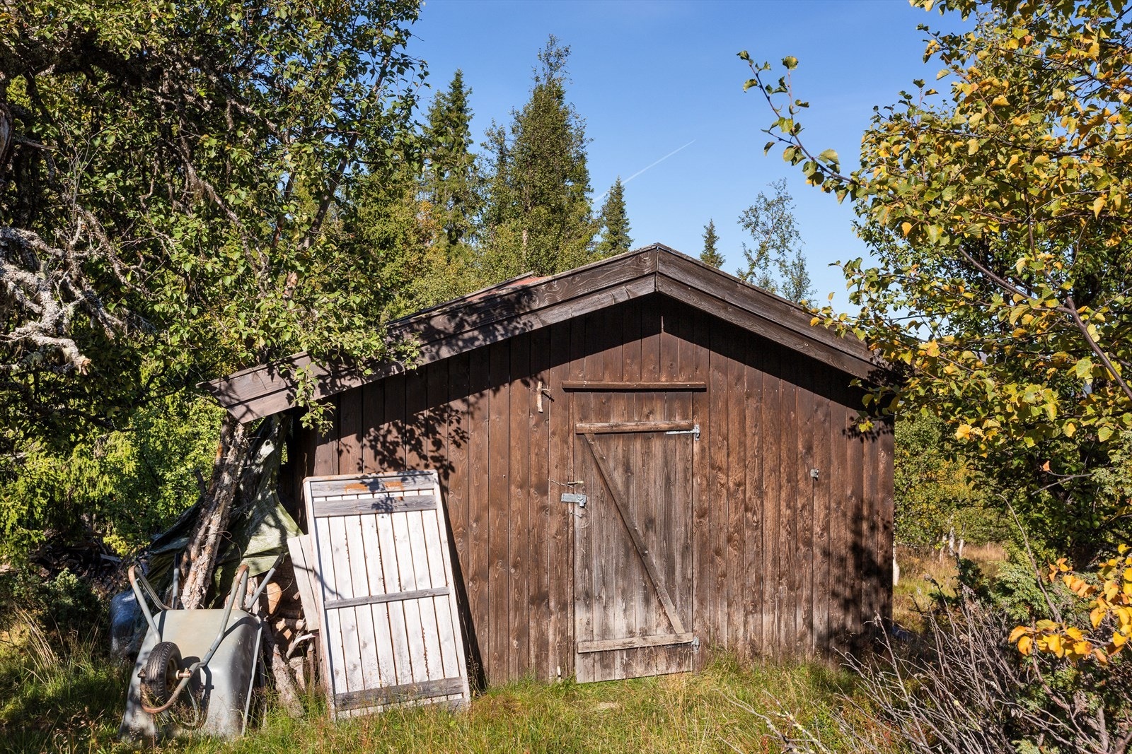 Uthus med bod og utedo. Galleribilde