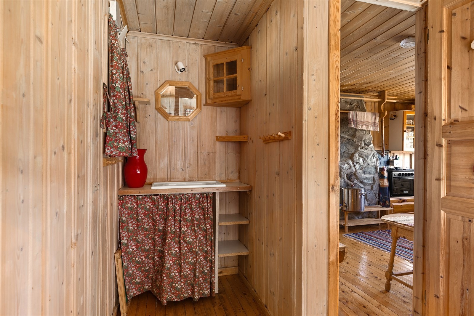 Enkelt vaskeavlukke med servant og enkelt gråvannsavløp til terreng. Galleribilde