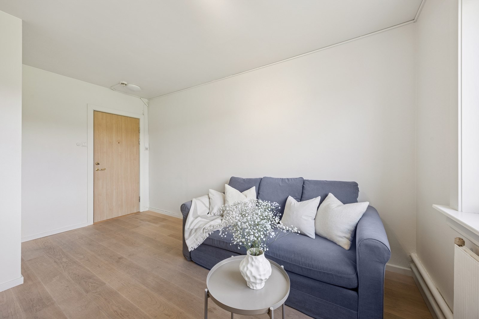 Stuen kan enkelt møbleres med seng, sofa og tv-møblement. Galleribilde