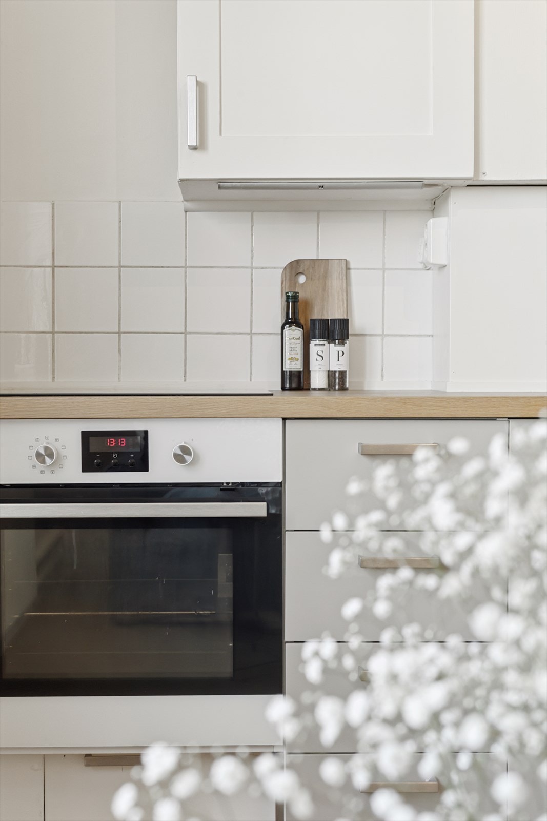 Induksjonstopp, stekeovn og OPPVASKMASKIN er integrert i innredningen, og det er en nisje med plass for kjøleskap. Galleribilde