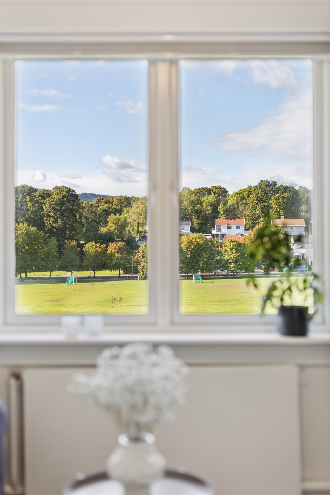 De store vindusoverflatene slipper inn rikelig med lys og gir et flott utsyn mot Voldsløkka. Galleribilde