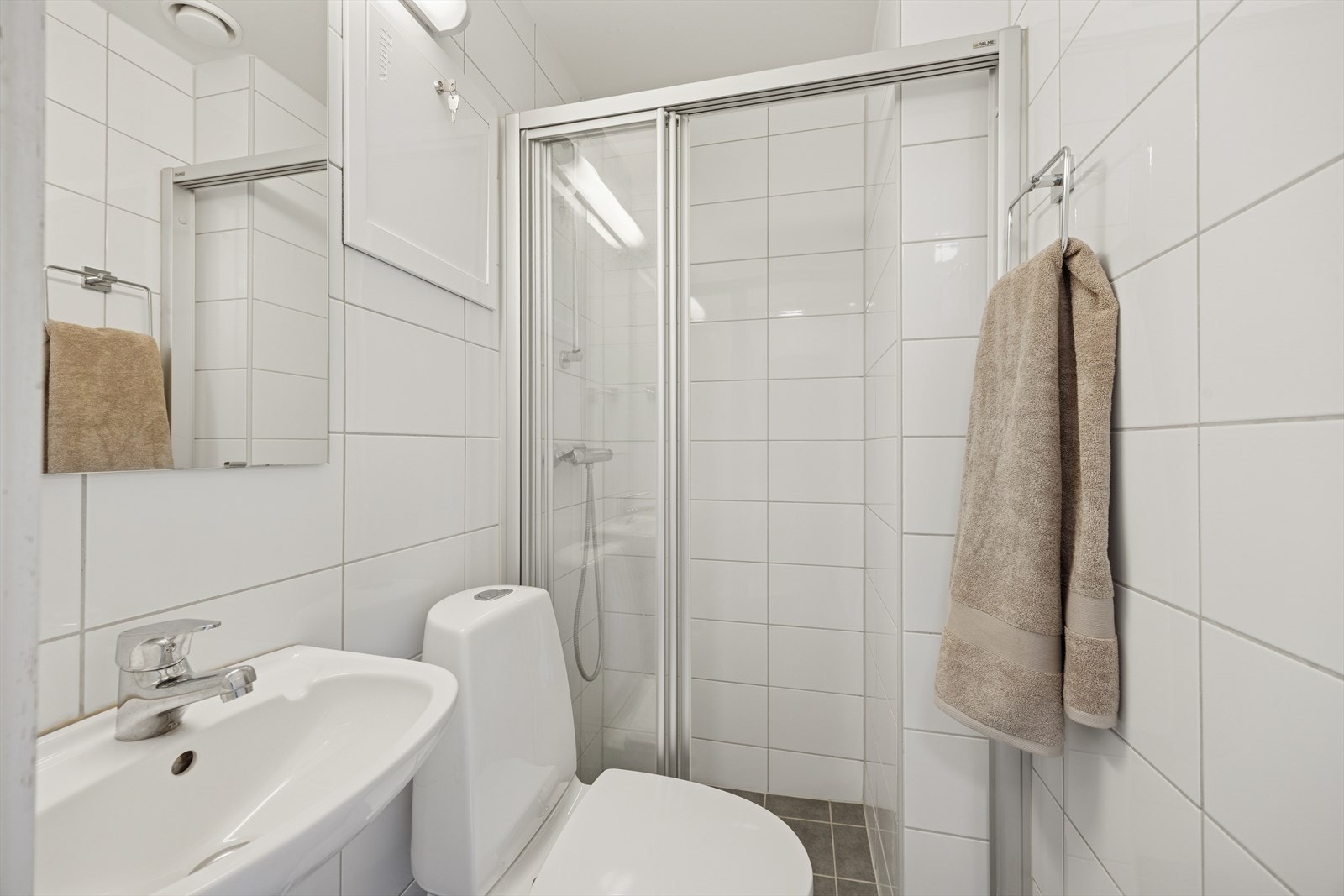 Flislagt baderom, oppgradert i regi av borettslaget i 2014. Badet har fliser på vegger og gulv, med sparklet og malt himling. Galleribilde