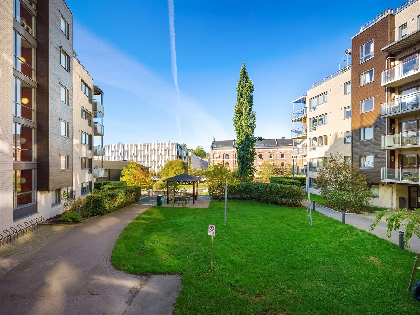 Fra Nydalen Allé 1, 3, 5 og åpent gårdsrom mot elva Galleribilde