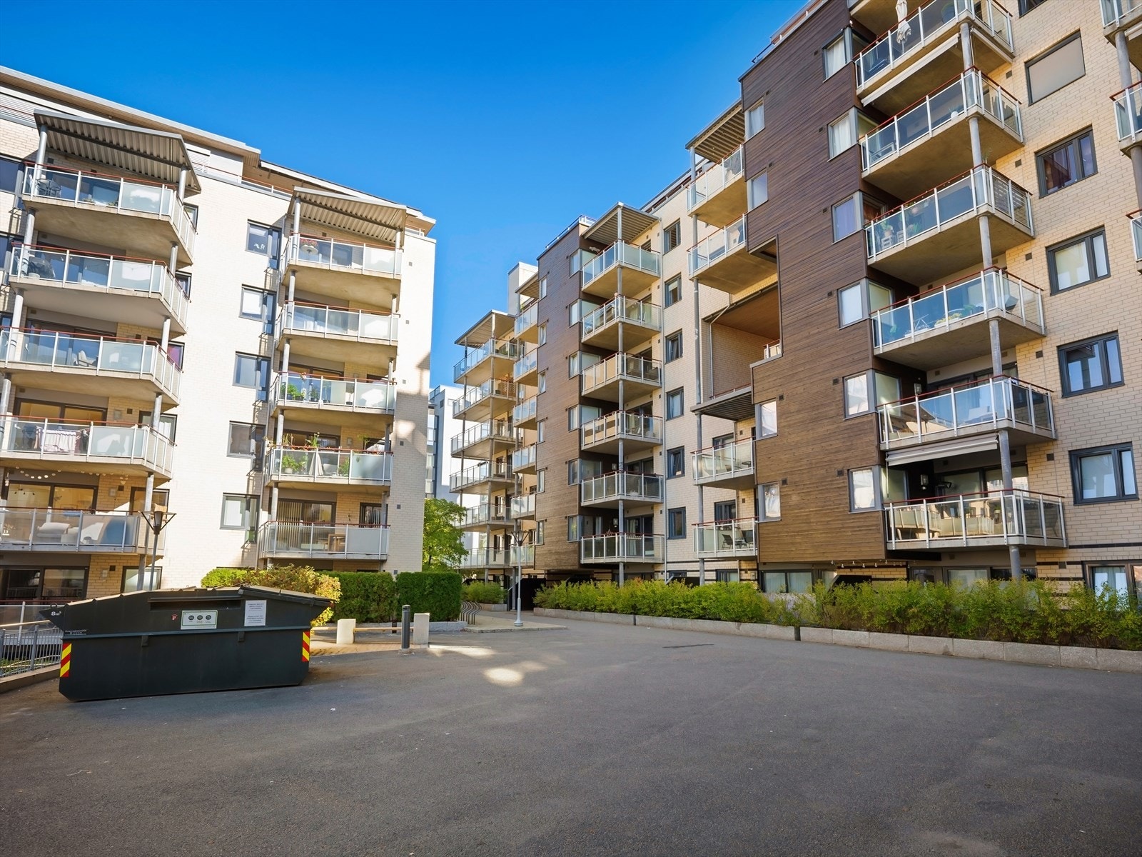 Hovedinngang fra indre gårdsrom, mellom Nydalen Allé og elva Galleribilde