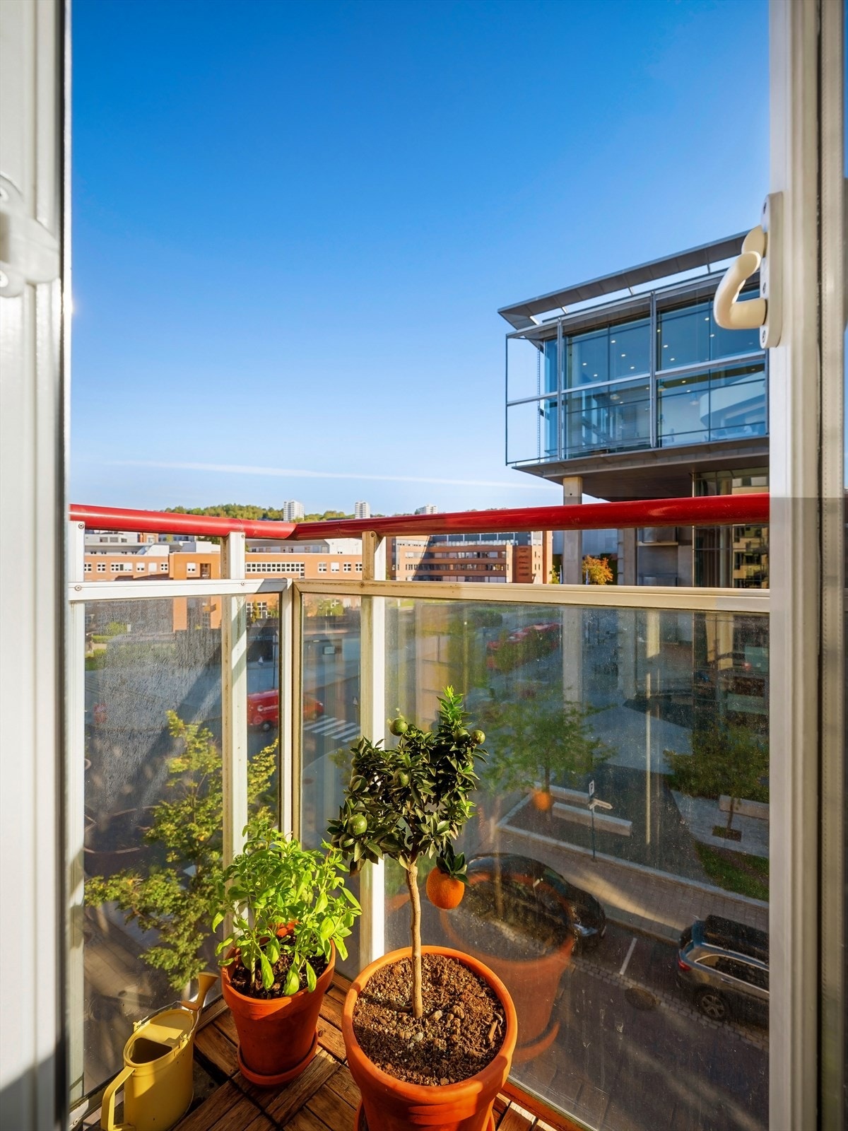 I krysset Nydalsveien/Nydalen Allé ligger bl.a. BI, T-banenedgang og Radisson Blu Hotel Nydalen Galleribilde