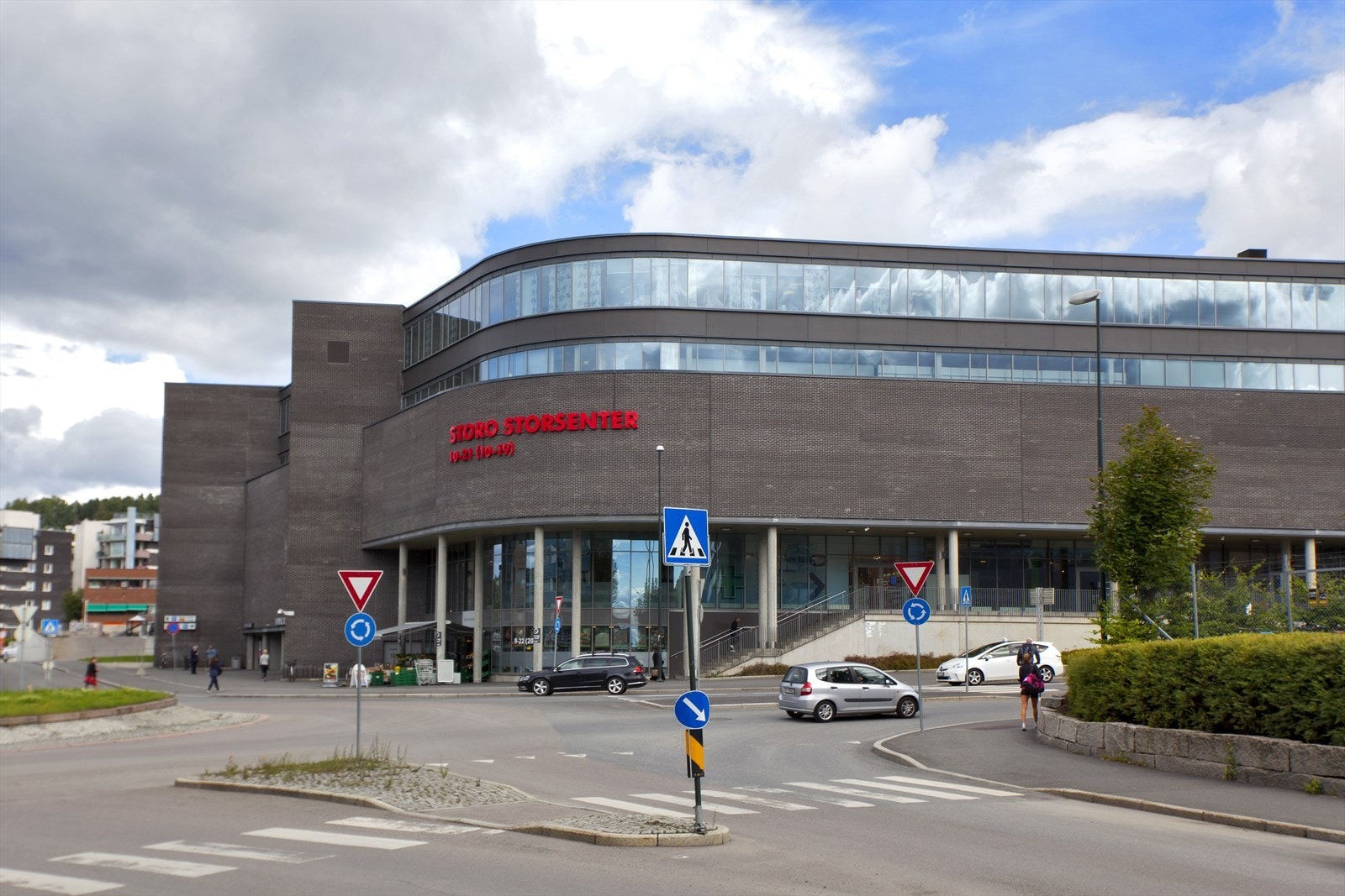 Med Storo-senteret i nabolaget er man godt dekket hva angår butikker, spisesteder m.m. Galleribilde
