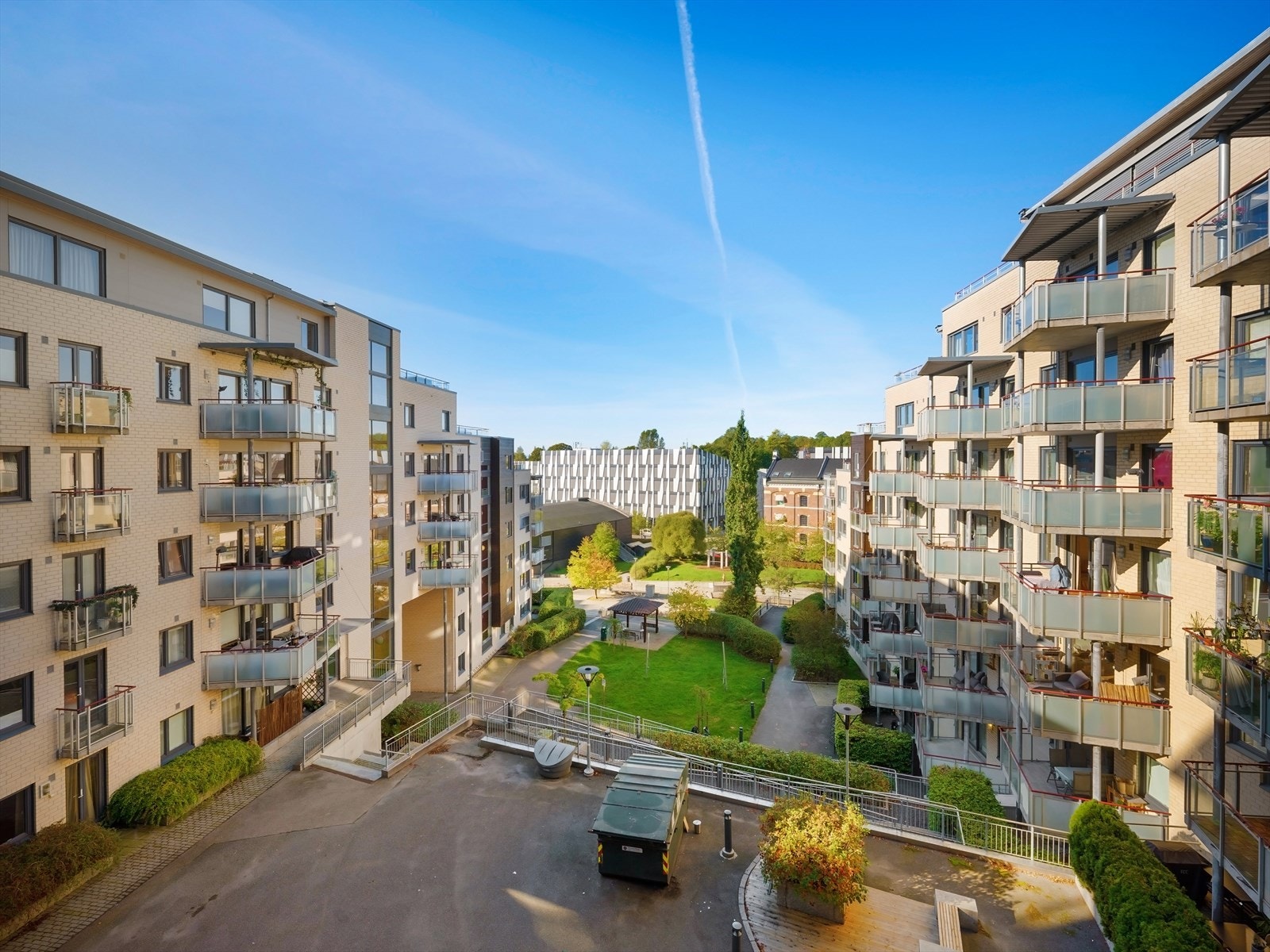 Fra fellesterrassen i 4. etg. ligger bebyggelsen åpent mot vest og elva Galleribilde