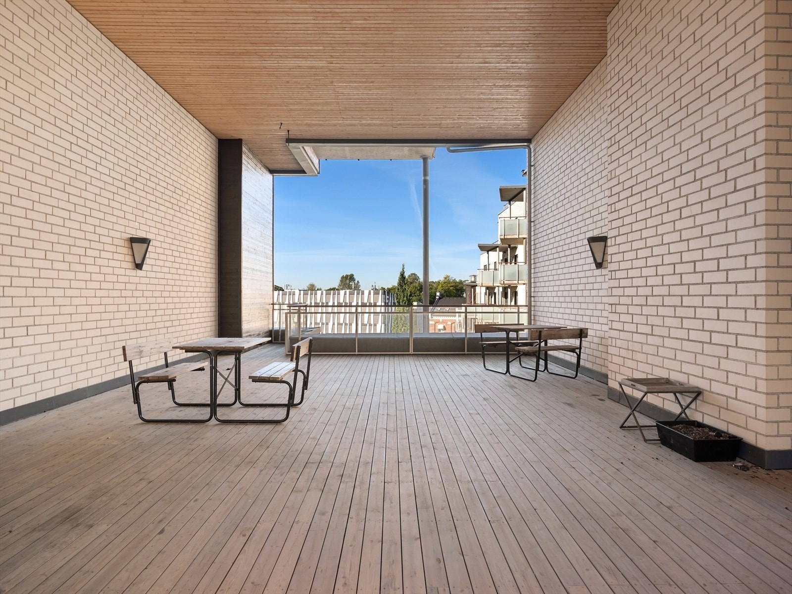 Boligen er nabo til felles, gjennomgående terrasse, ca. 100 m² Galleribilde