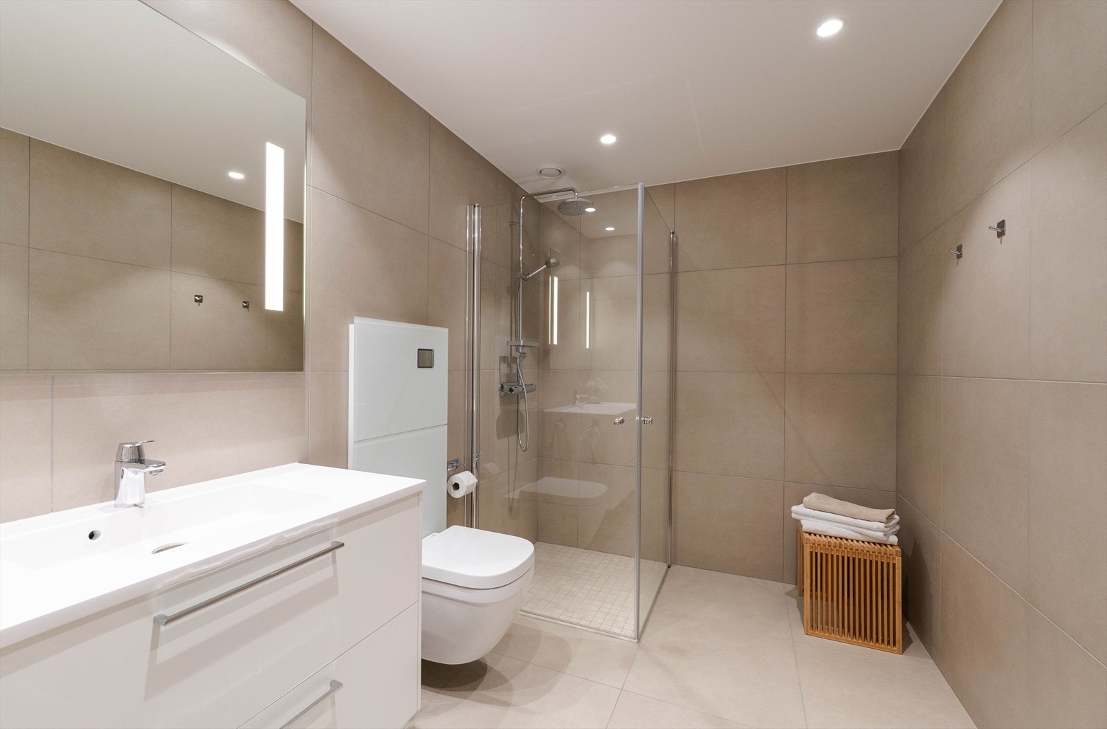 Leiligheten har to flotte og flislagte bad. Galleribilde