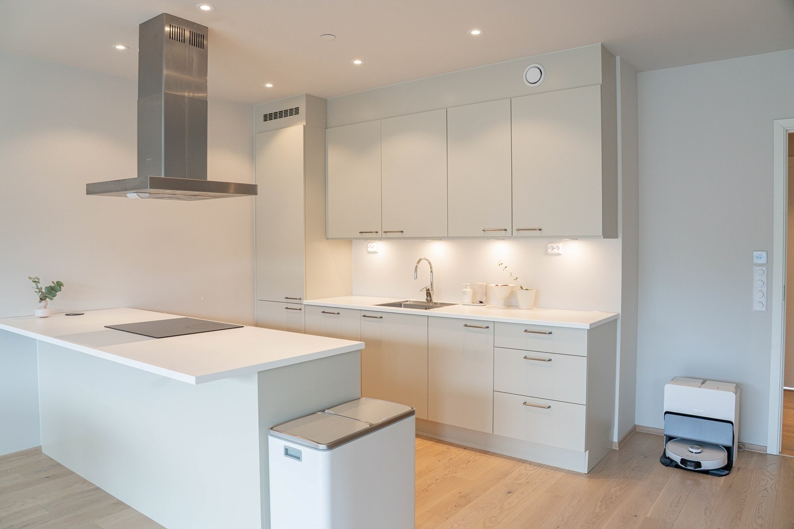 Praktisk kjøkkeninnredning med kjøkkenøy. Galleribilde