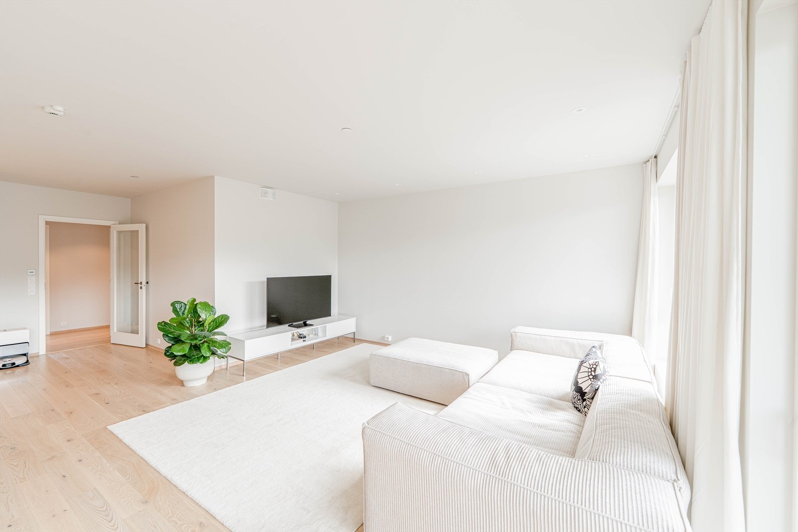 Stuen vendt sørover og har utgang til en balkong med sol på dag- og ettermiddagstid. Galleribilde