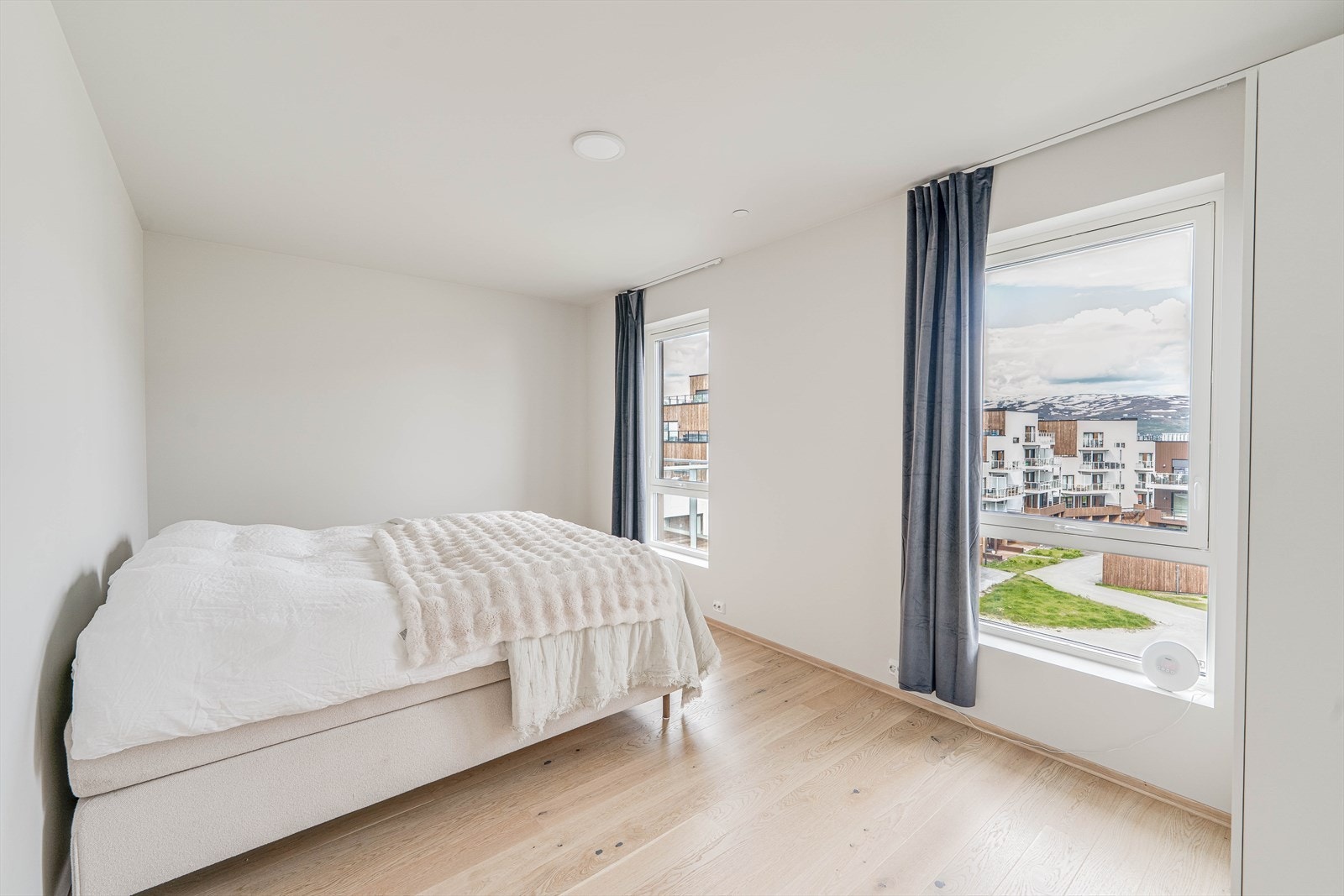 Hovedsoverommet er veldig romslig og har god plass til garderobeskap. Galleribilde