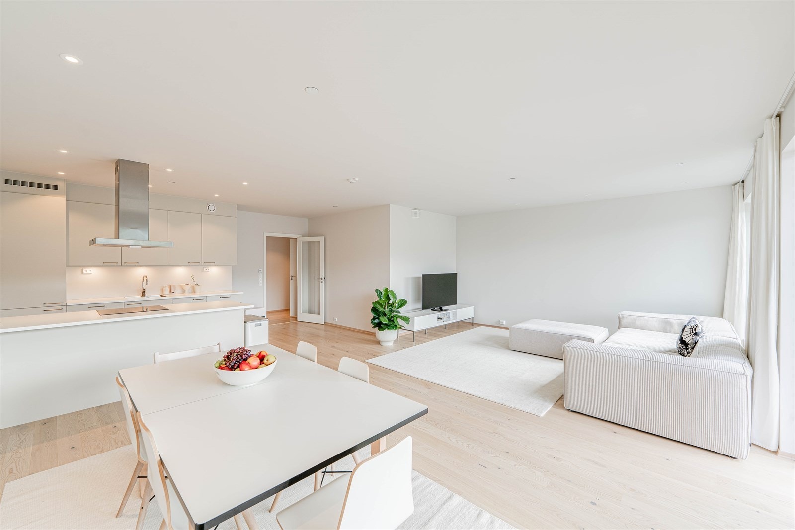 Leiligheten er gjennomgående, lys og innbydende. Galleribilde