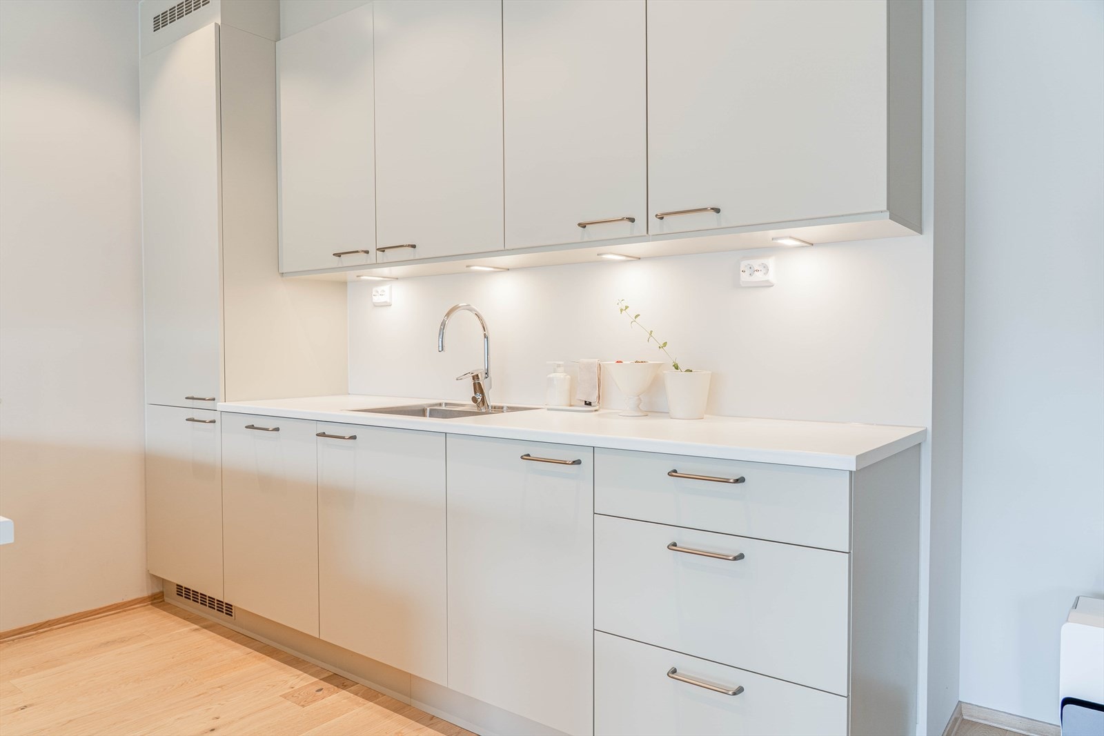 Kjøkkenet har integrerte hvitevarer. Galleribilde