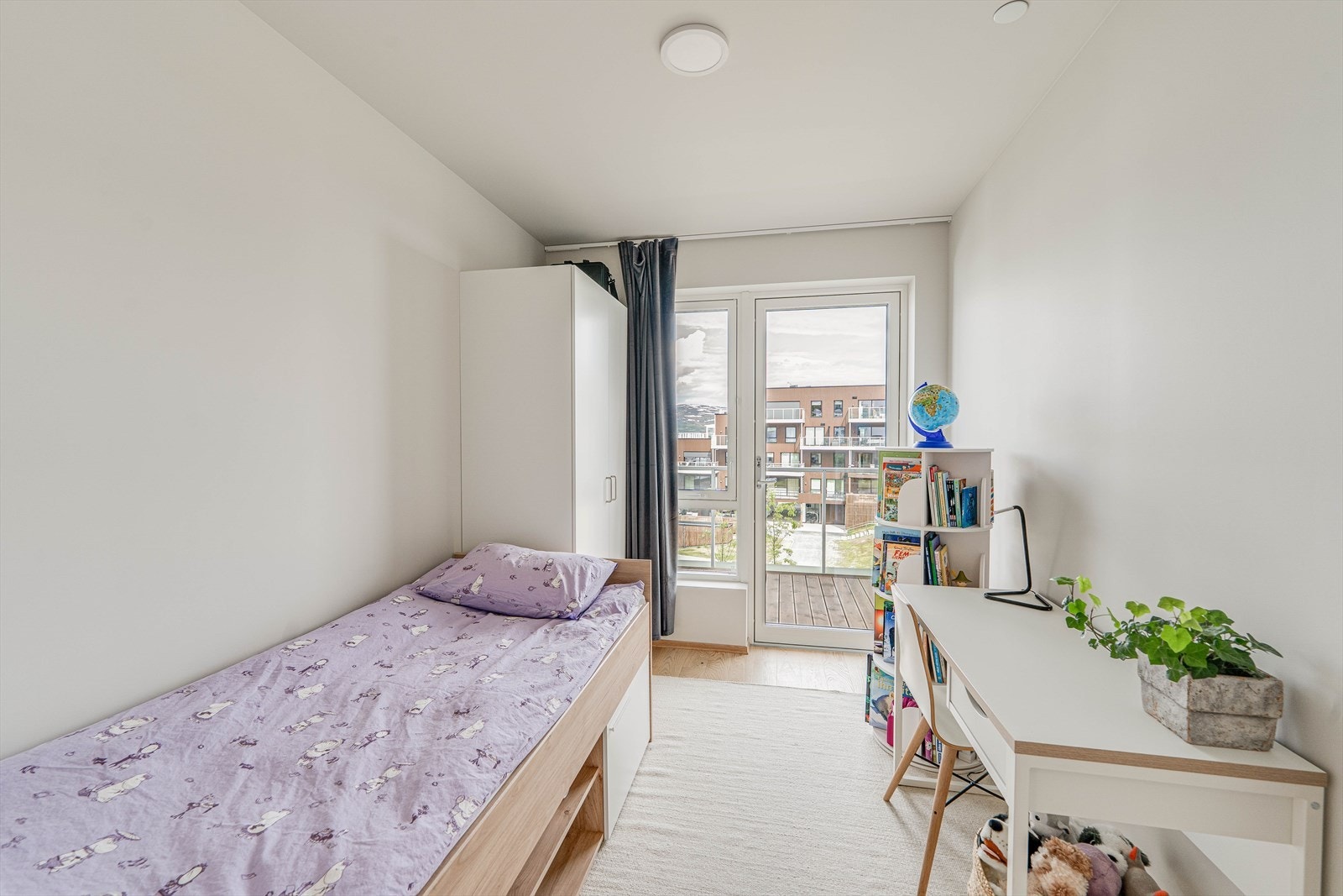 To av soverommene er ca. kvm og har utgang til balkong mot nord. Galleribilde