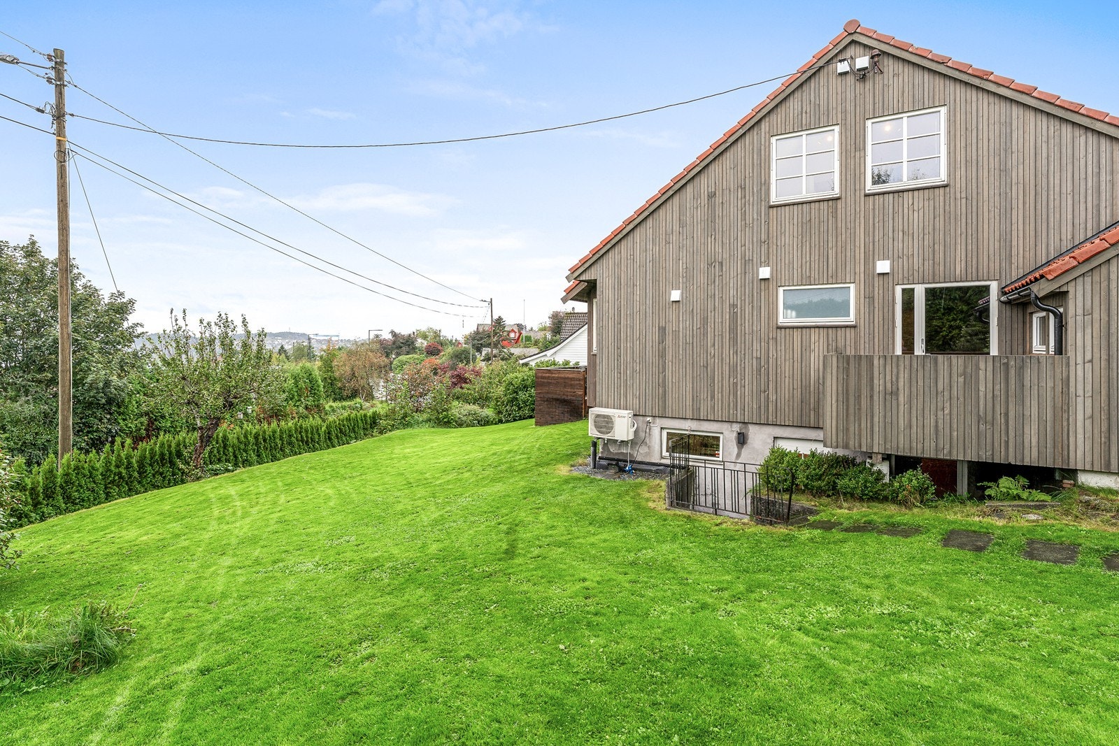 Den store hagen gir et trygt og romslig lekeområde for barn, samtidig som den er pent opparbeidet med prydbusker og grøntområder. Galleribilde