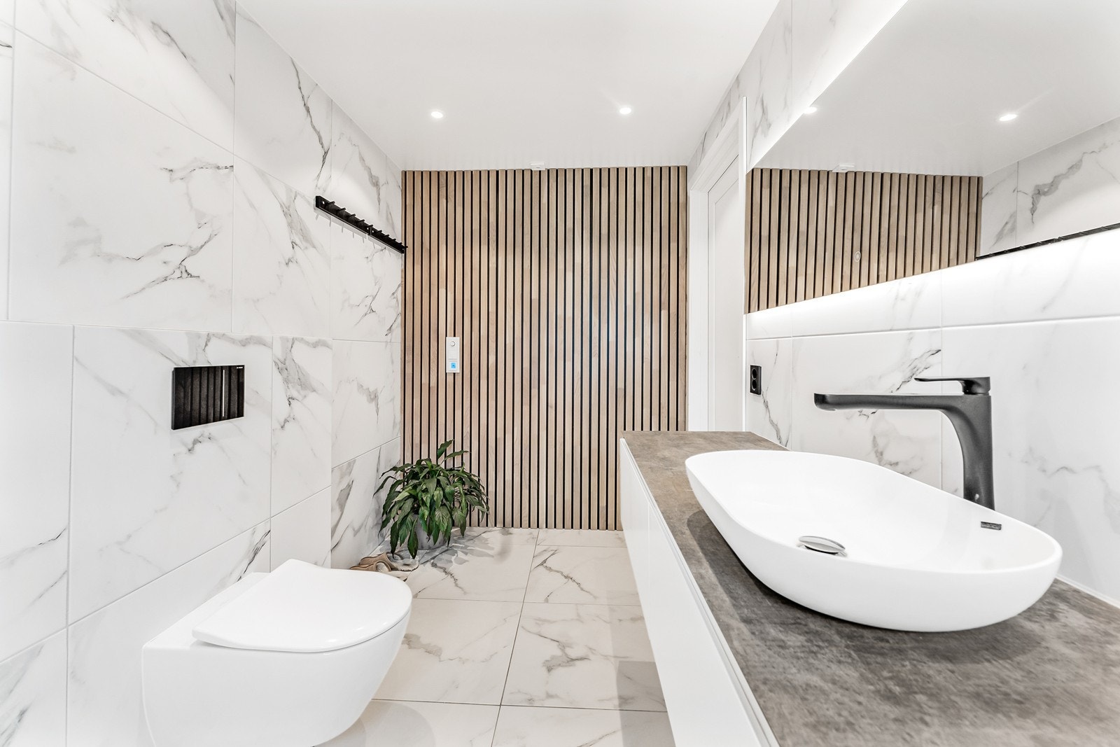 Hovedbadet, tilknyttet master bedroom, er moderne og stilfullt. Galleribilde