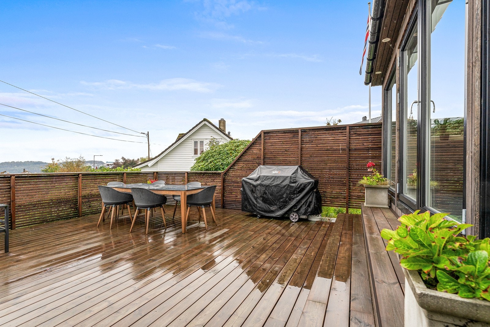 Fra terrassen har man flott utsikt over sjøen og fjellene, og man kan følge båttrafikken på fjorden. Galleribilde