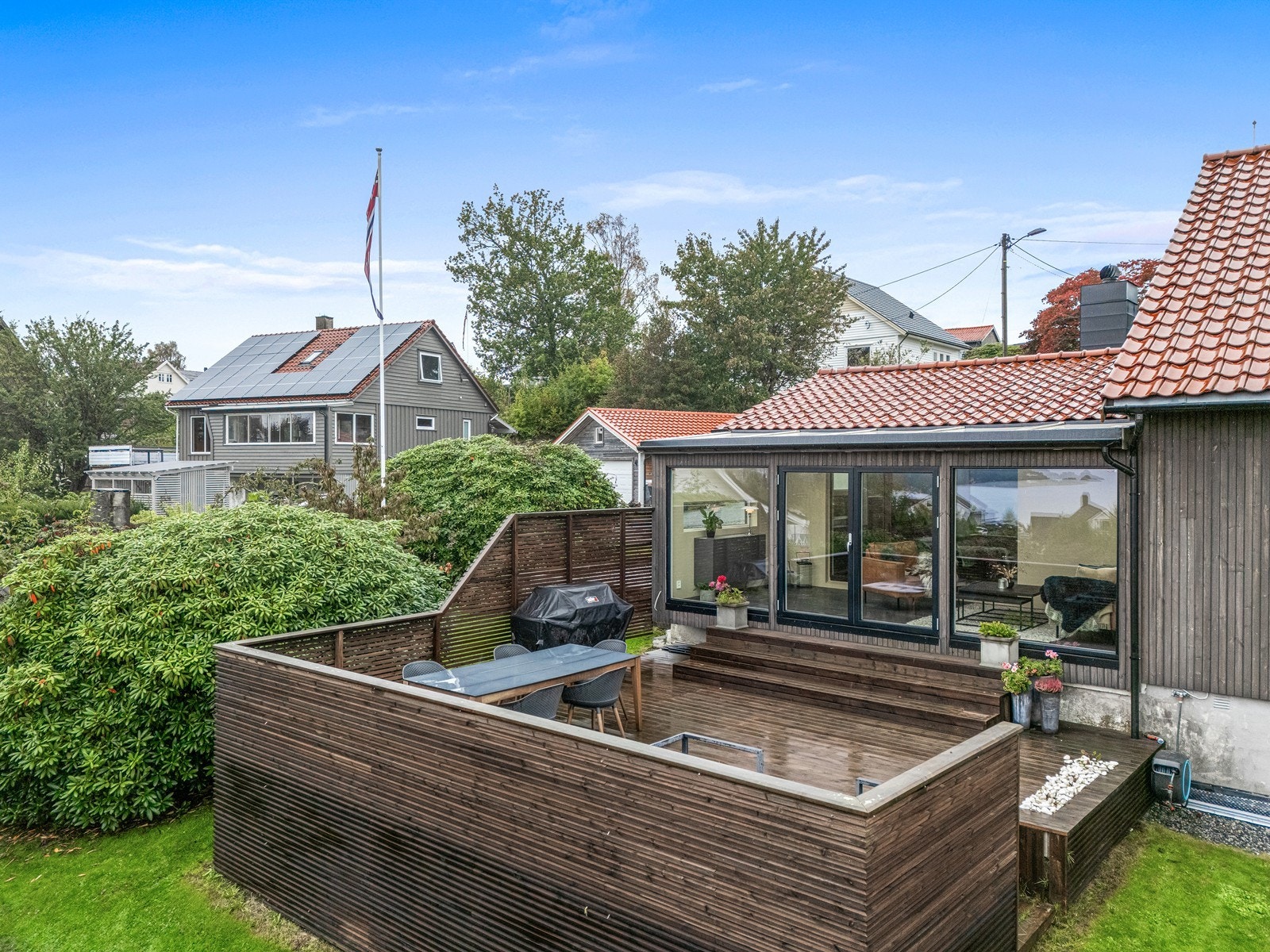 Boligen byr på flere uteplasser som til sammen skaper en unik helhet. Galleribilde