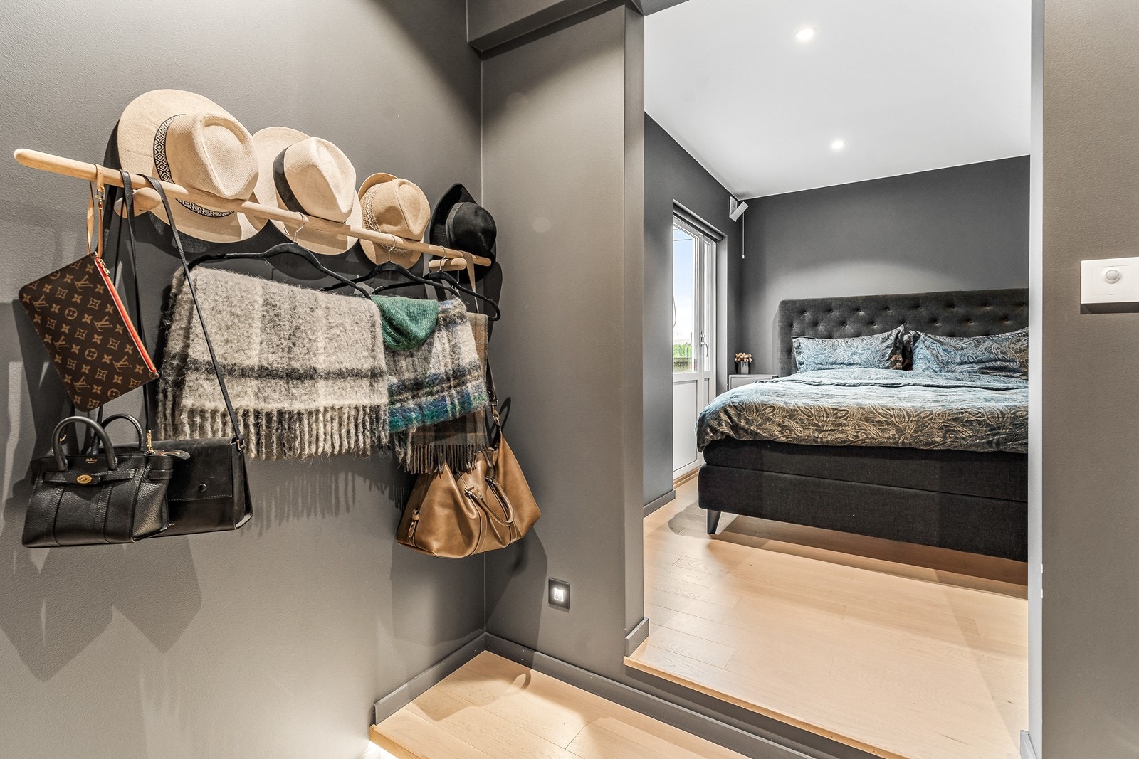 Fra soverommet er det inngang til et stor walk-in closet. Galleribilde