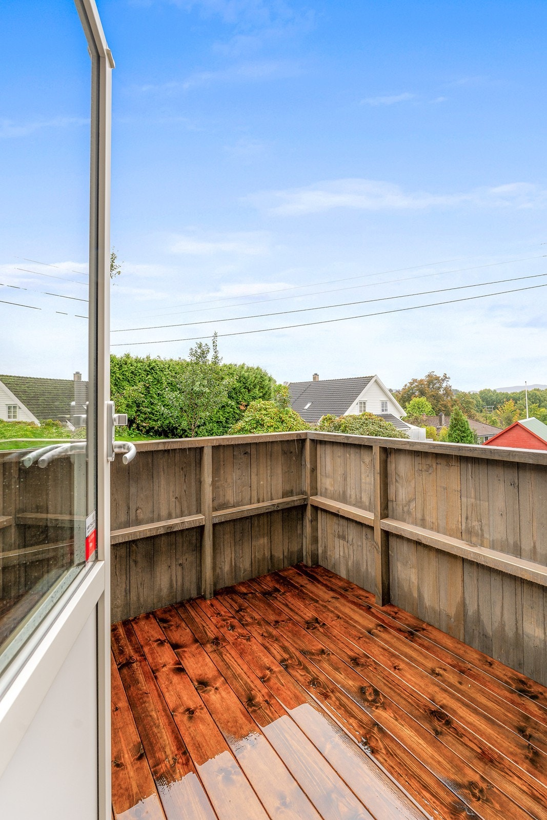 Rommet har i tillegg utgang til en sørøstvendt balkong - en ideell plass for å starte dagen med morgensol og utsikt. Galleribilde