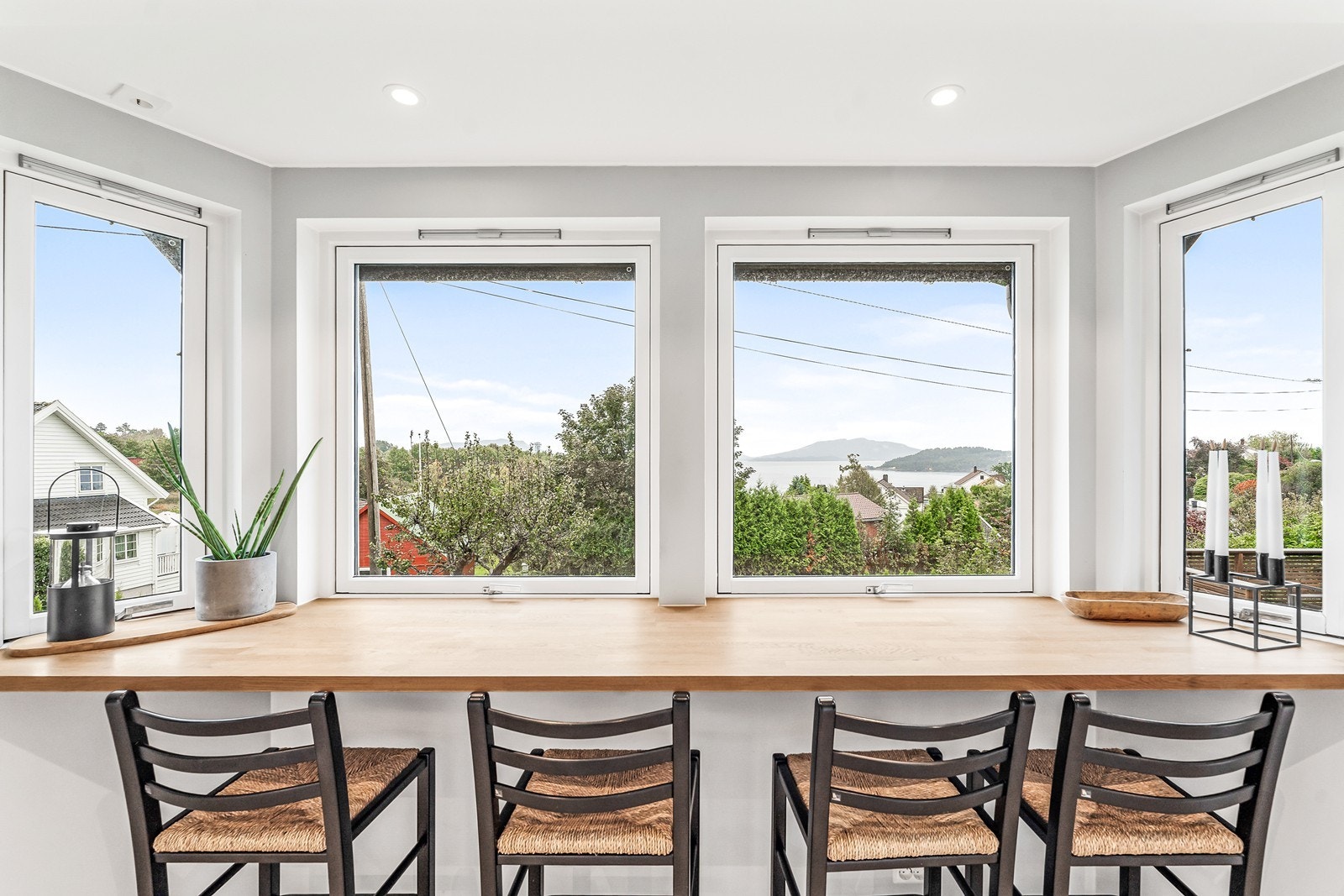 En barløsning med plass til fire barkrakker ved vinduet gir en hyggelig frokostplass - med spektakulær utsikt over nærområdet, sjøen og fjellene. Galleribilde