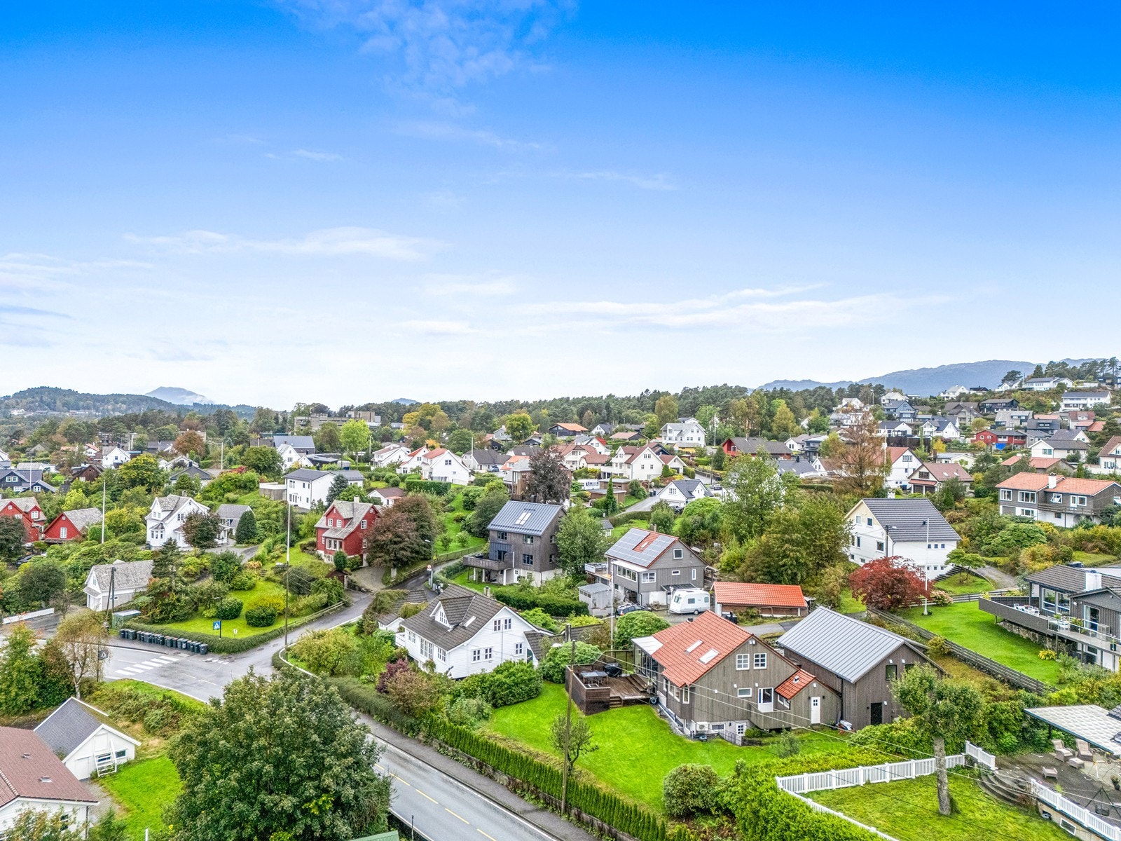 Boligen ligger med kort gangavstand til både barnehager, skoler, kollektivtransport og flotte fritidsområder. Galleribilde