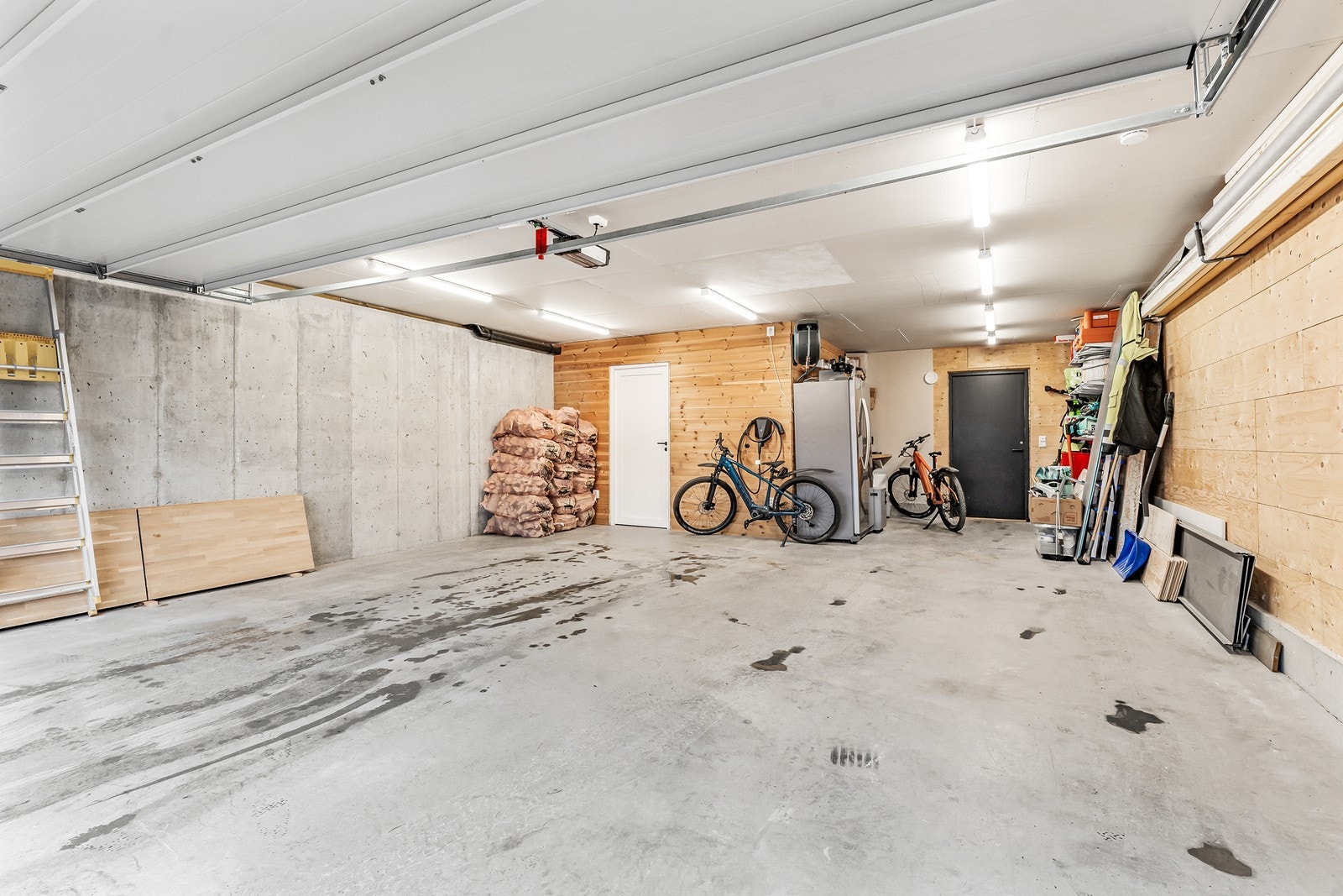 Stor dobbeltgarasjen hvor det er god plass til to biler, sykler og bilutstyr. Galleribilde