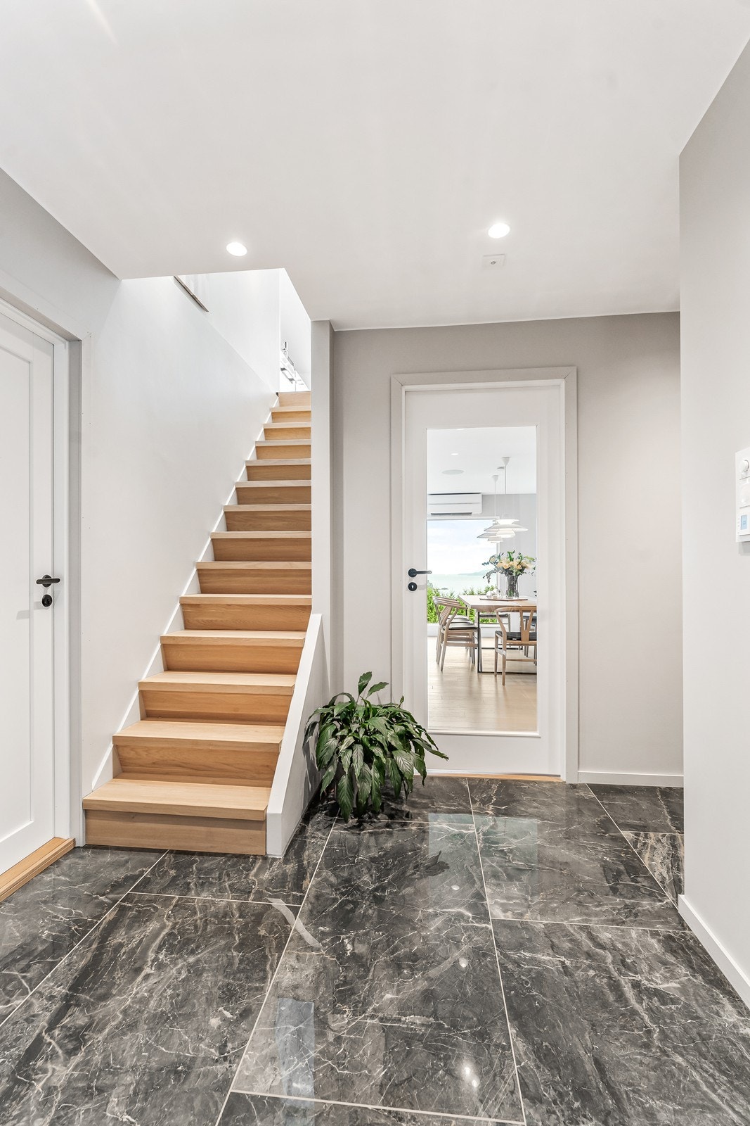 Her er det god plass til yttertøy og sko, og praktisk direkte inngang til garasjen. Galleribilde