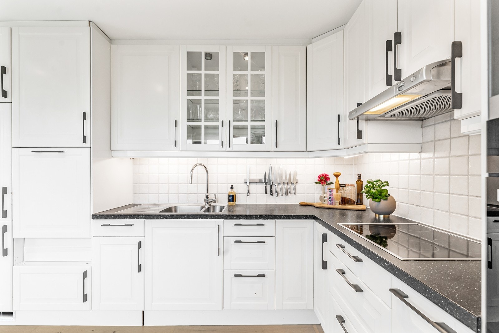 Kjøkkenet ligger i tilknytning til spisestuen og fremstår både praktisk og romslig. Galleribilde