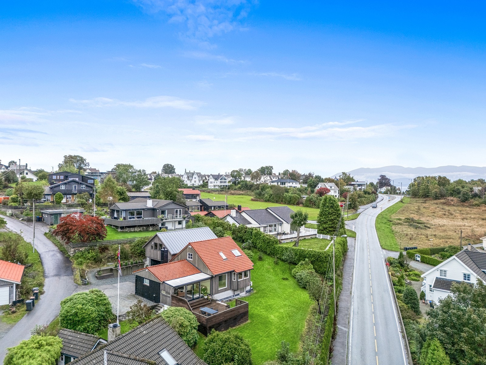 Kun 2 minutters gange fra boligen finner man Hystad busstopp, som gir gode forbindelser videre. Galleribilde