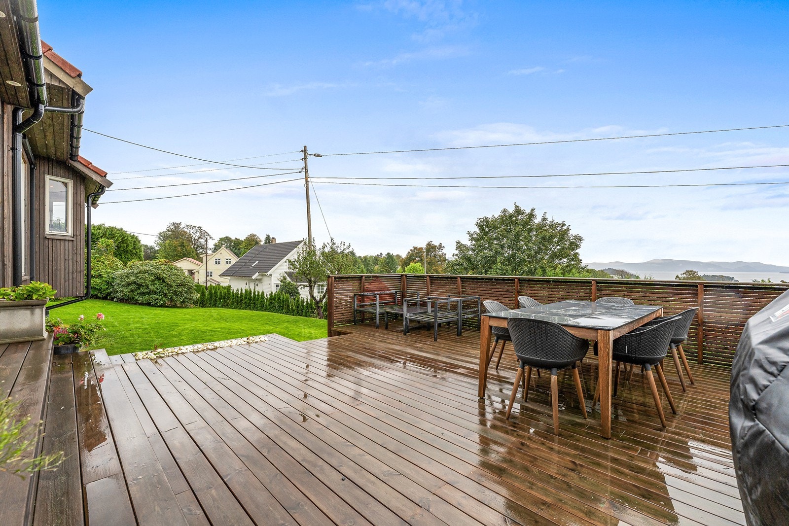 Her er det plass til flere sittegrupper, spisebord og grill - perfekt for lange sommerdager med familie og venner. Galleribilde