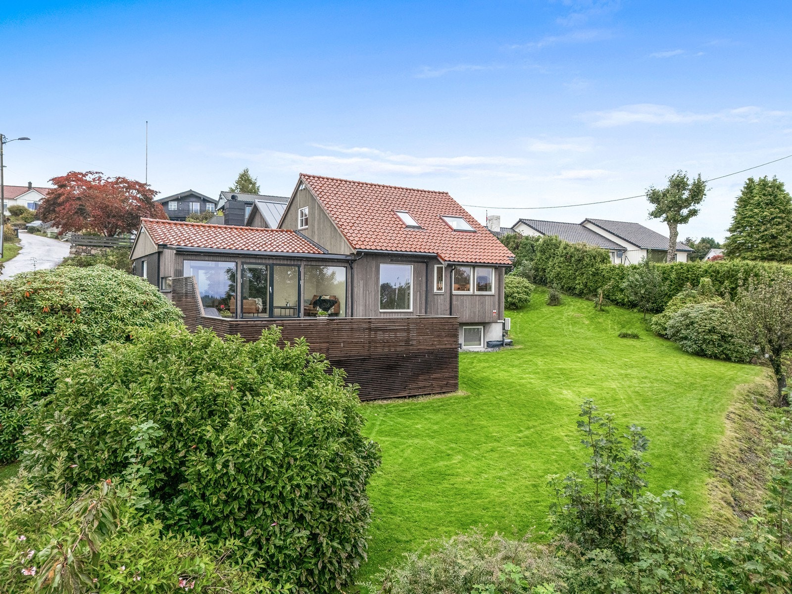 Med flott utsikt til sjø og fjell er dette et hjem der både store og små får sitt eget eldorado - året rundt. Galleribilde