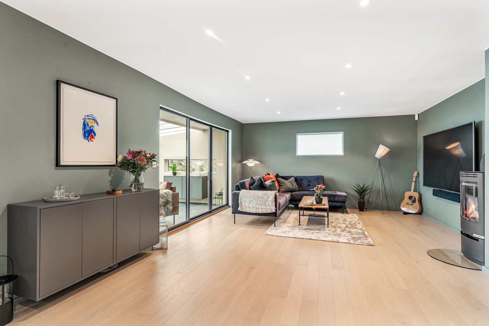 I stuedelen er det god plass til sofagruppe, TV-møblement og andre møbler, og rommets størrelse gir fleksibilitet til å skape flere soner. Galleribilde