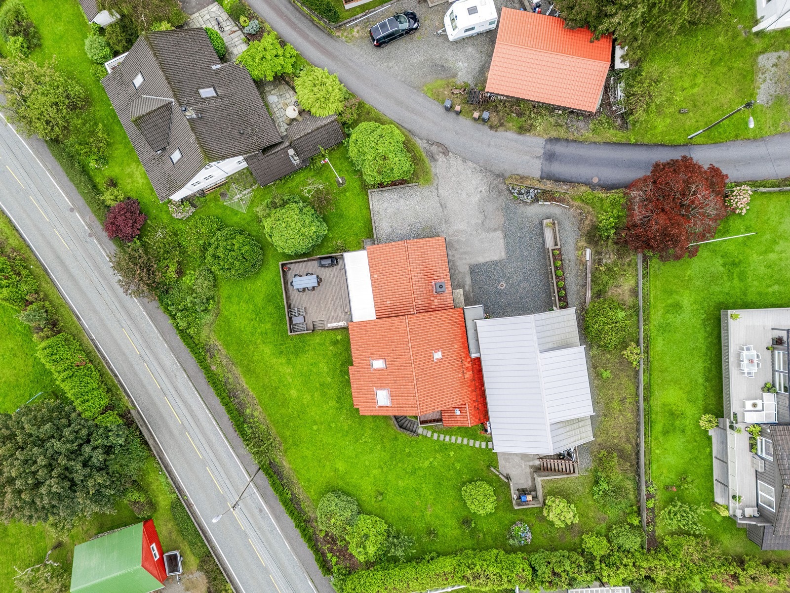 Tomten sett oven i fra. Galleribilde