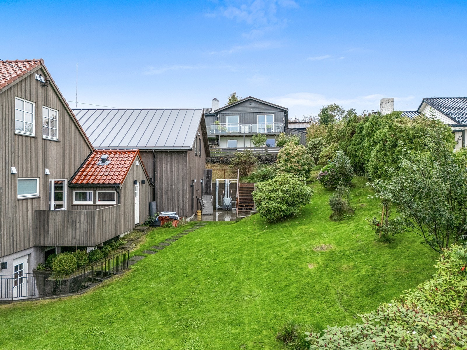 Flere uteplasser gir gode muligheter for å nyte solen gjennom hele dagen, og det finnes soner som passer både til rolige kaffestunder og større sosiale sammenkomster. Galleribilde