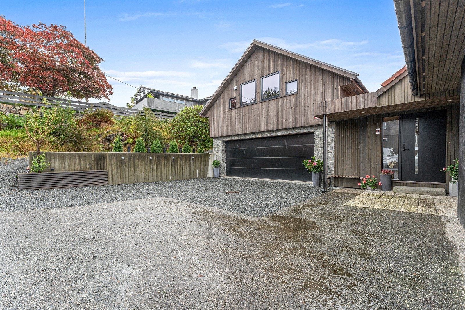 Stor biloppstillingsplass utenfor boligen. Galleribilde