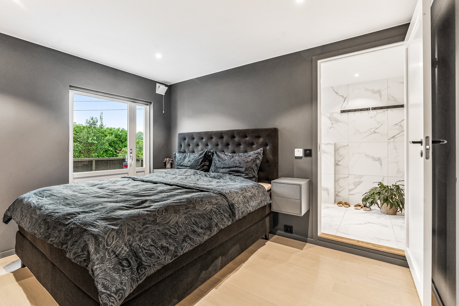 Master bedroomet ligger i første etasje. Dette er et romslig og behagelig rom med plass til dobbeltseng, nattbord og tilhørende møbler. Galleribilde