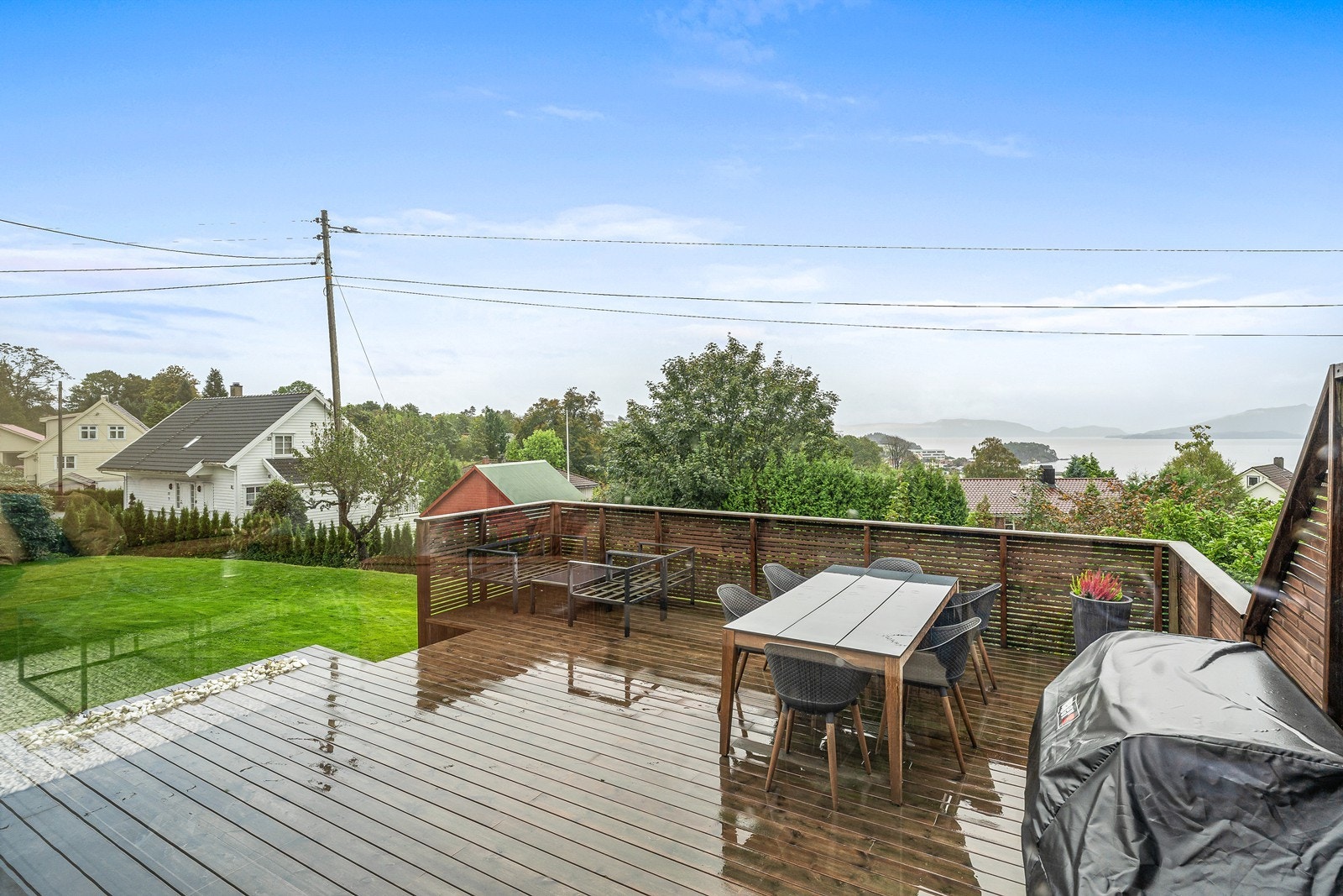 Fra vinterhagen er det videre utgang til en stor sørøst-vestvendt terrasse med gode solforhold. Galleribilde