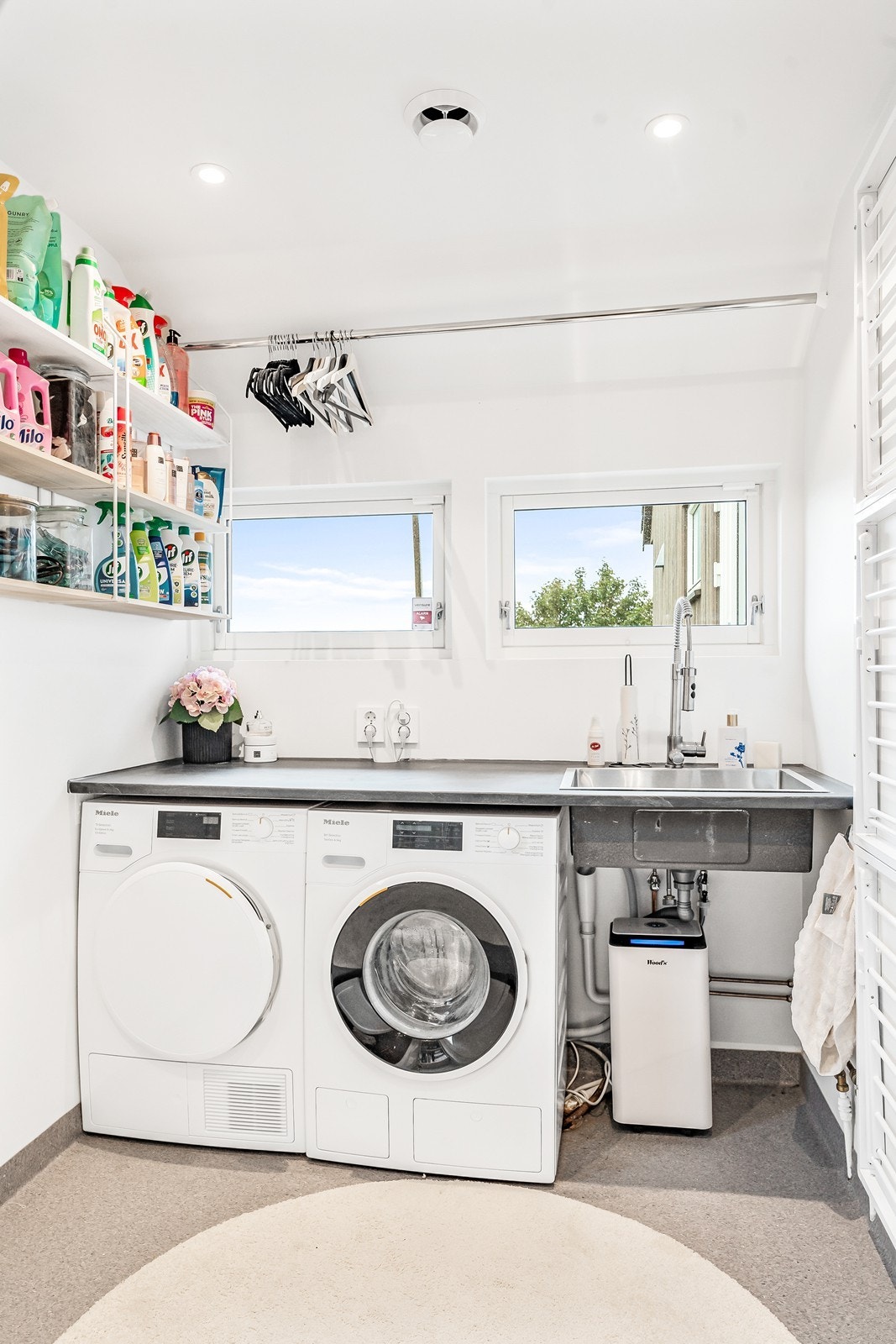 Vaskerommet er praktisk innredet, med våtromsmaling på veggene og våtromsbelegg på gulvet. Galleribilde