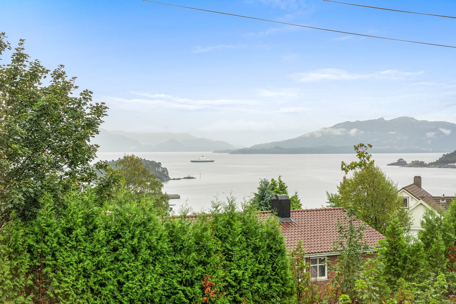 Fra spisestuen er det en vakker utsikt mot sjø og fjell. Galleribilde