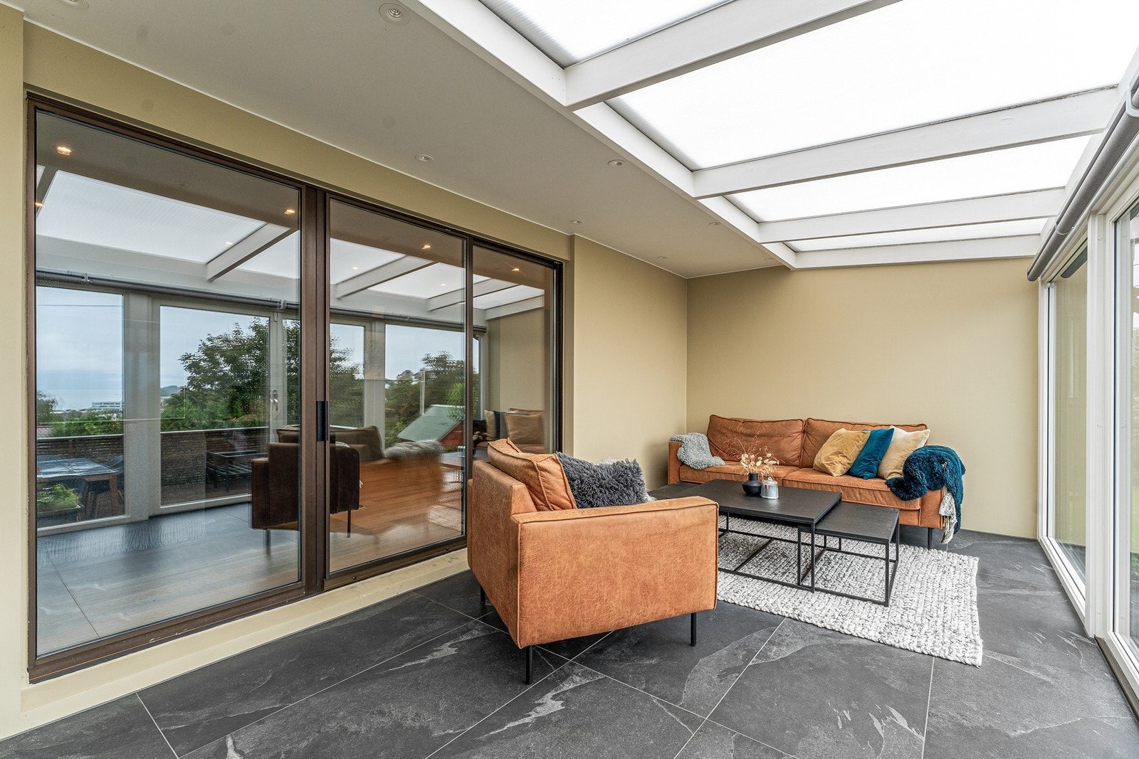 Fra stuen er det utgang til en flott vinterhage på ca. 17 kvm med varmekabler i gulvet. Galleribilde