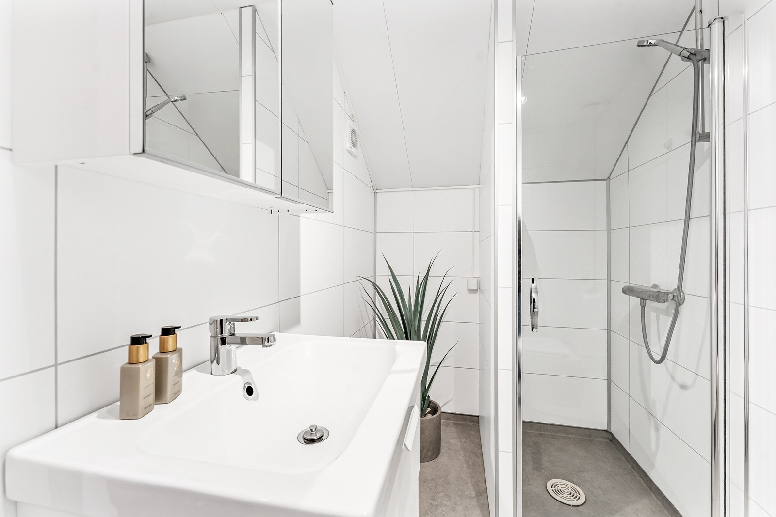 Gjestebadet er noe mindre, men av god størrelse, og har baderomsplater på veggene og våtromsbelegg på gulvet. Galleribilde